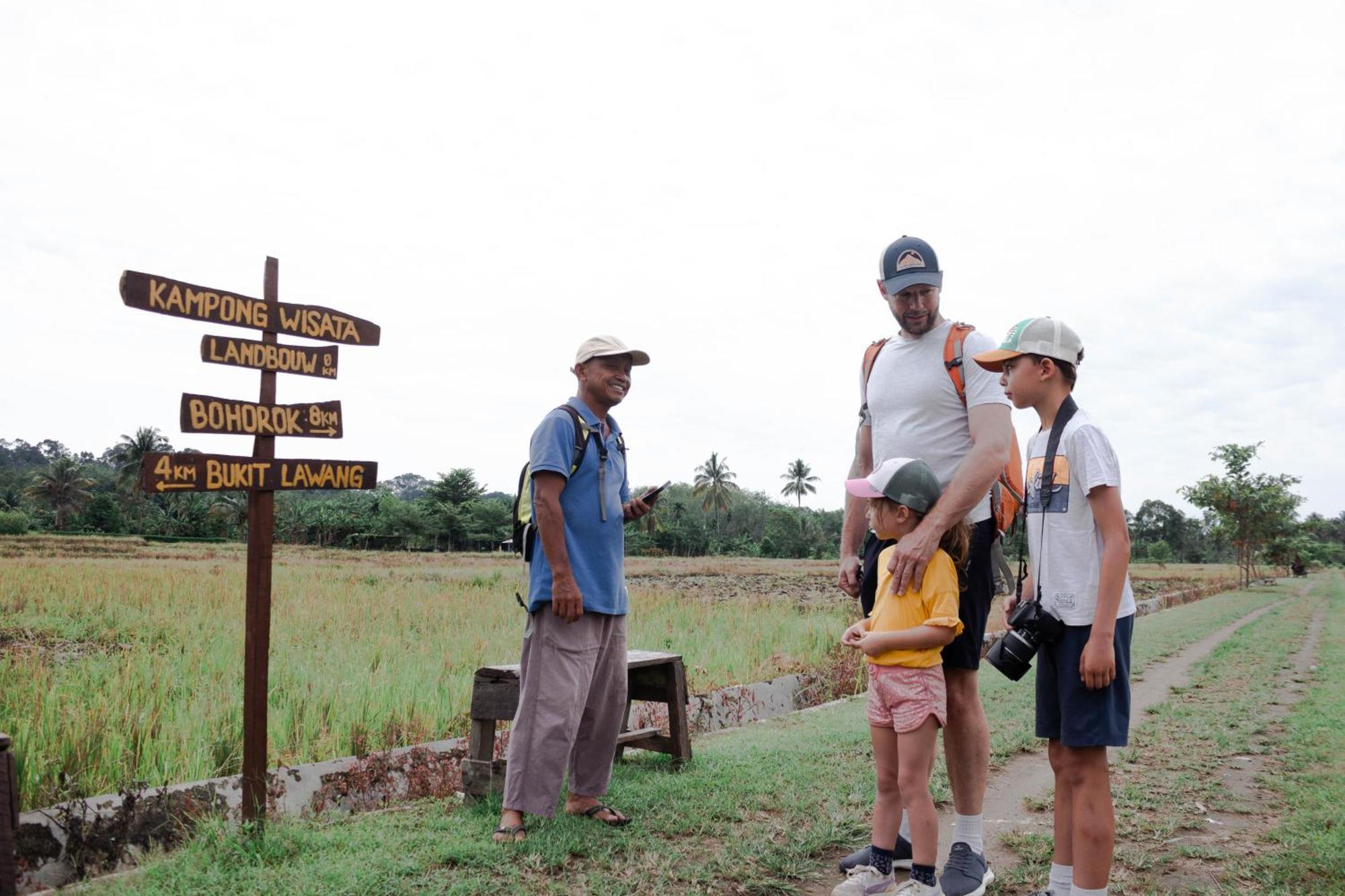 Ambow Homestay Jungle Trekking & Village Tour Букит Лаванг Екстериор снимка
